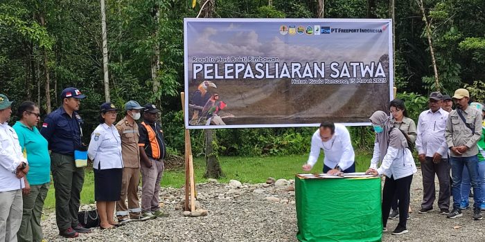 Penandatanganan berita acara oleh VP Enviromental PTFI Gesang Setiadi