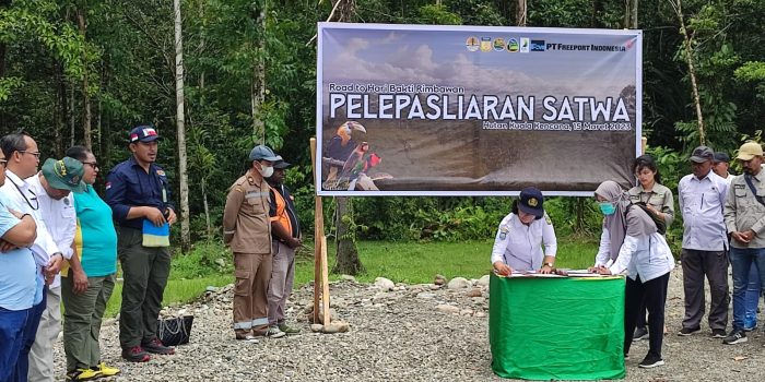 Penandatanganan berita acara oleh perwakilan Dinas Peternakan dan Kesehatan Hewan Kabupaten Mimika