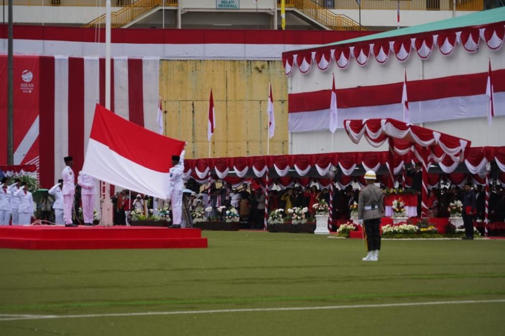 Paskibra saat mengibarkan bendera Merah Putih