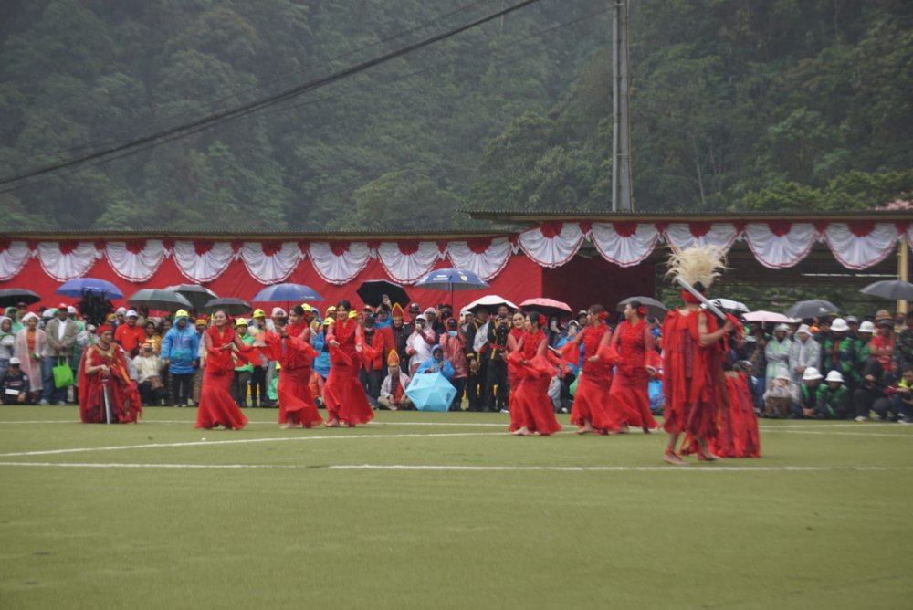 Penampilan salah satu daerah dalam parade budaya