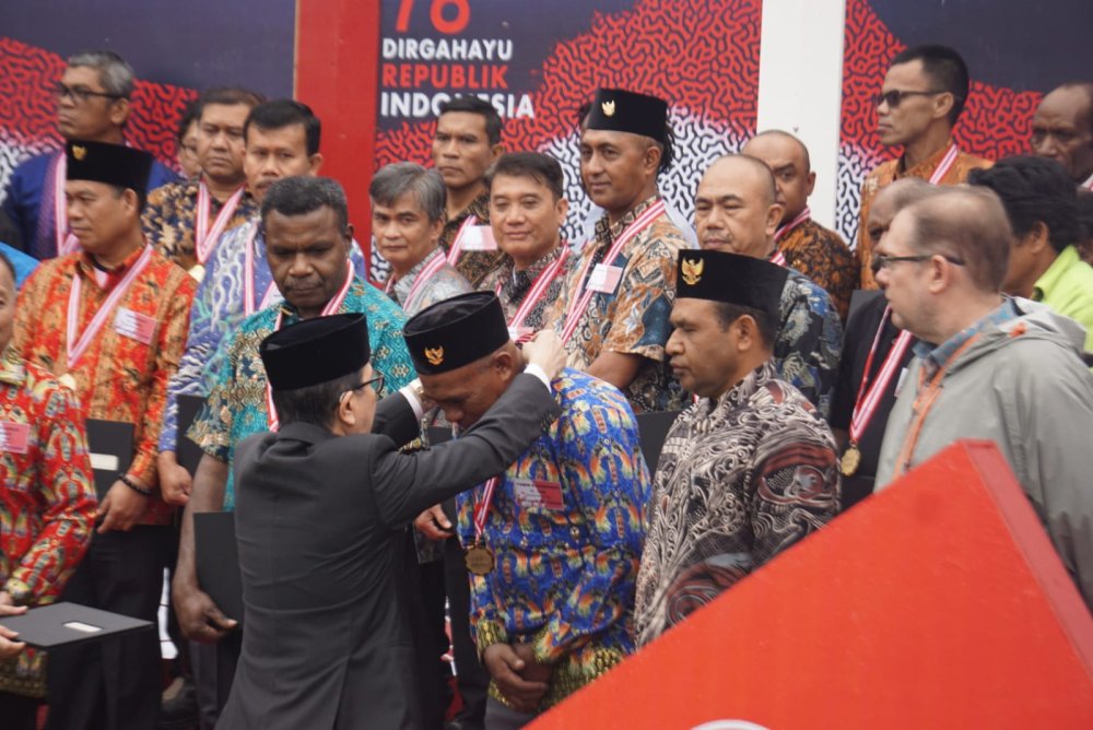 Presiden Direktur PTFI Tony Wenas menyerahan penghargaan masa kerja 25 30 tahun kepada karyawan PTFI