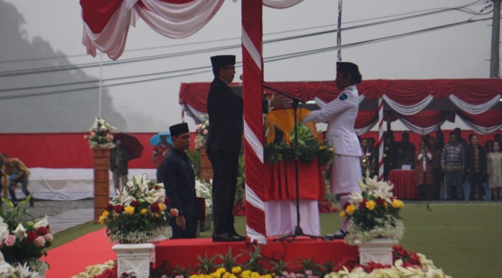 Presiden Direktur PTFI Tony Wenas saat menyerahkan bendera kepada pembawa baki Paskibra
