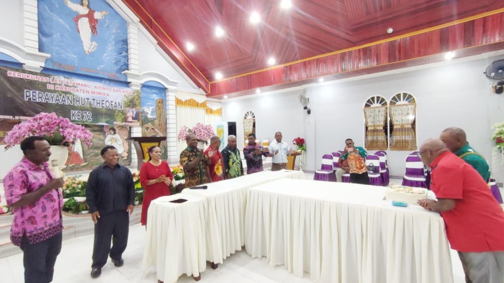 Peniupan lilin kue ulang tahun