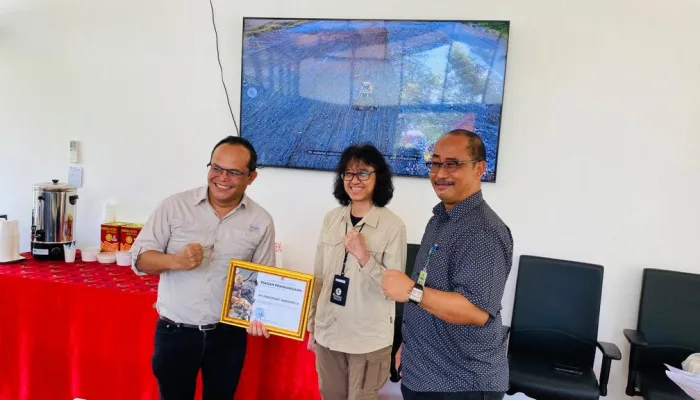 VP Environmental PTFI Gesang Setyadi menunjukkan piagam penghargaan yang diraih PTFI.