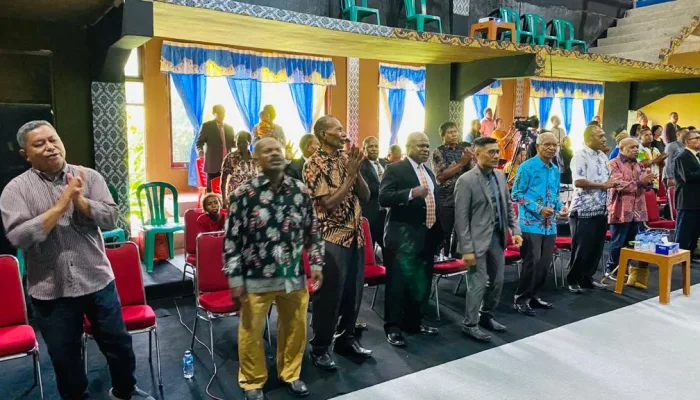 Para tamu undangan melantunkan puji pujian