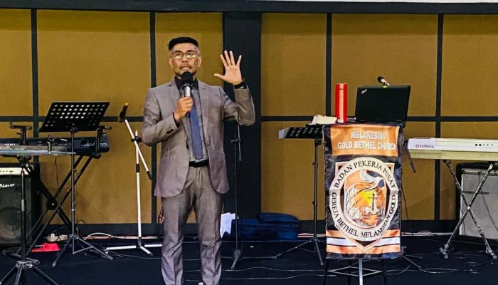 Penyampaian firman oleh Pdt Ninno Reyn Rumabar Sth