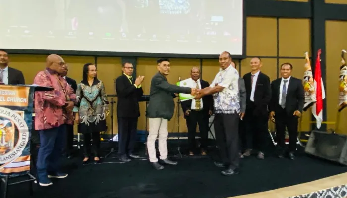 Penyerahan surat dukungan oleh Kepala Kantor Kementrian Agama Kabupaten Mimika Lacas Yasi SAg